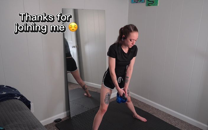 Stayin_Negative: Tonåring tränar i korta shorts
