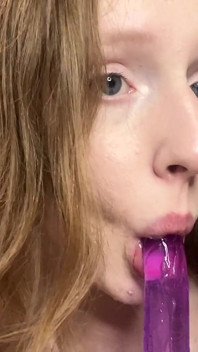Blowjob Und Handjob Auf Einem Dildo Aus Nächster Nähe