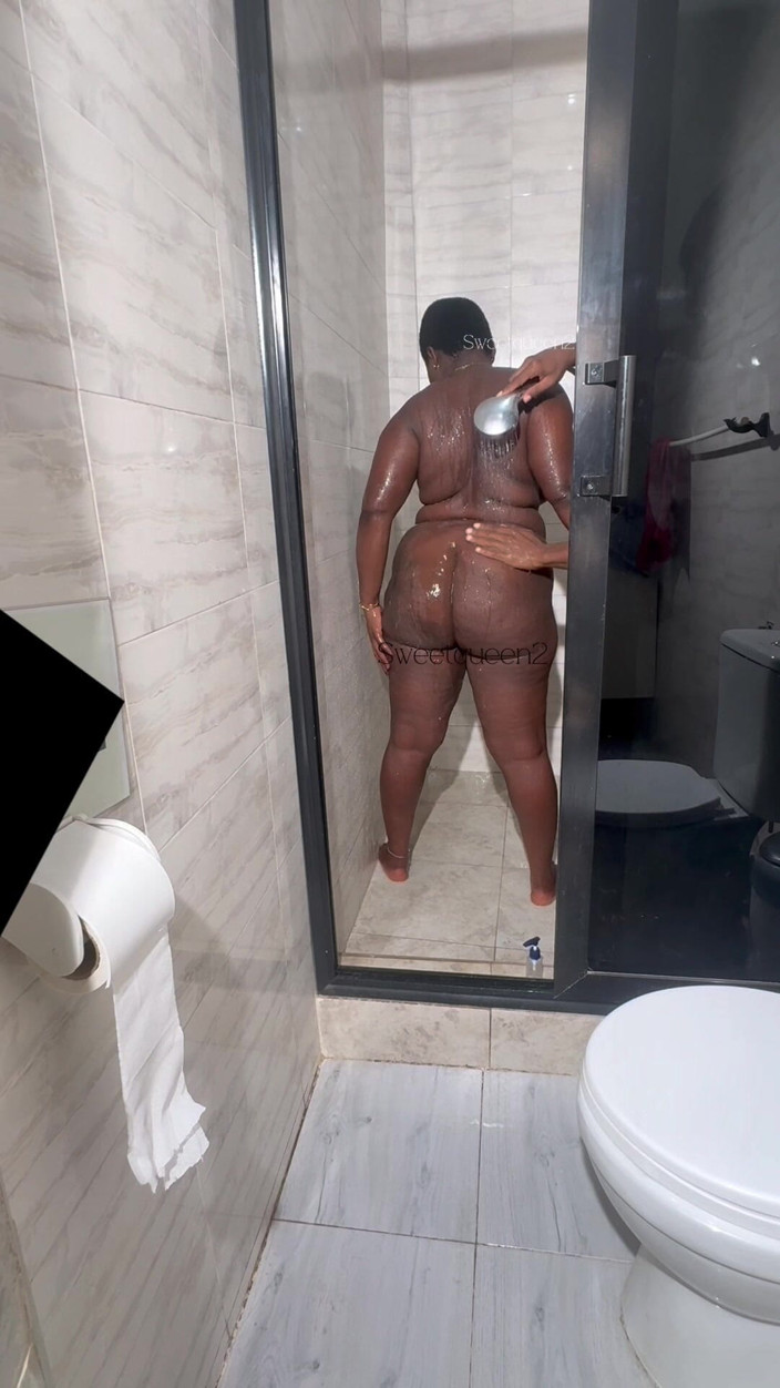 Sweetqueen2: जल्दी से पहले हम शॉवर से बाहर निकलना।