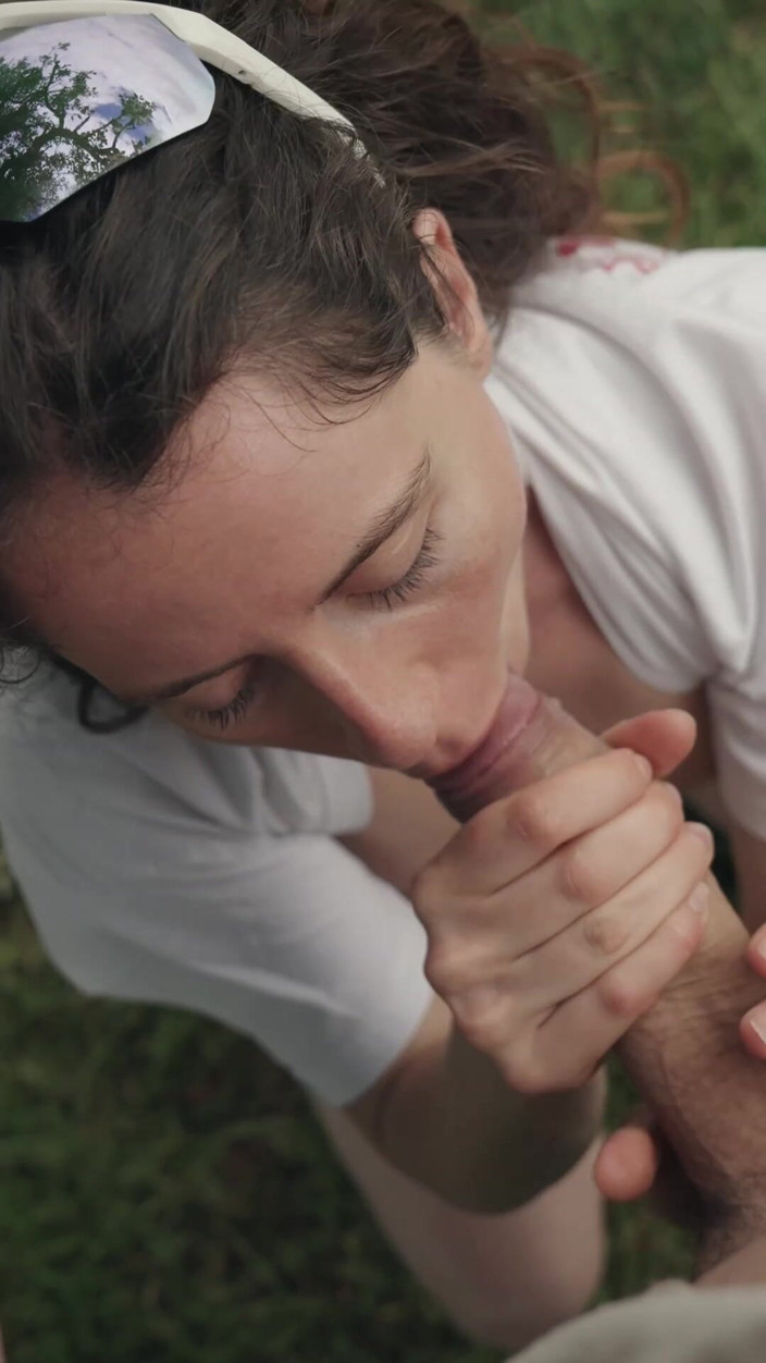 Tate: Un couple coquin filme une vidéo porno dans le parc