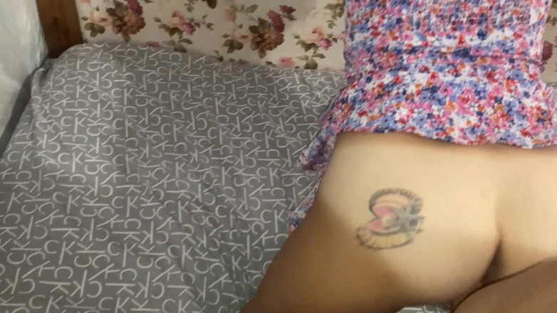 Risky Hairy Couple: Ngentot di depan jendela, orgasme wanita