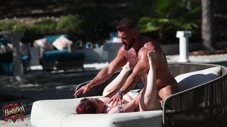 Busty Bexx: プールサイド 3 穴自由使用痴女