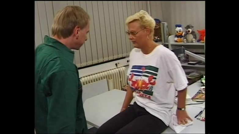 MUSCHI TV - our best full movie: Publiczne upokorzenie sekretarki nimfomanka pochyliła się nad biurkiem