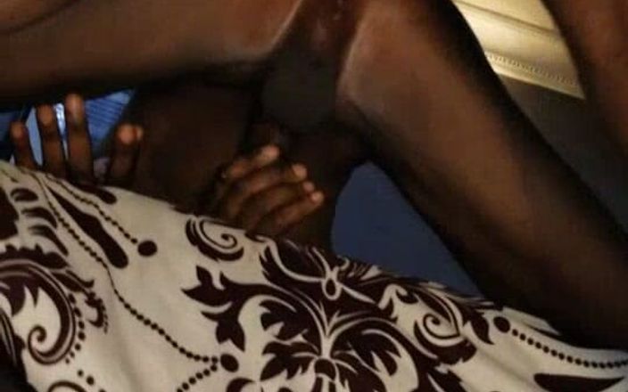 Sweetass132: Fodendo minha boca e minha bunda