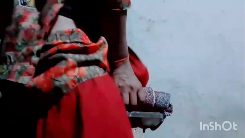 TricolorMusic3: Sambil menekan payudaranya di atas pakaiannya, dia secara bertahap menjadi...