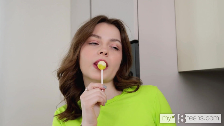 My 18 Teens: My18teens - 可爱的女孩julia morozzi乱搞她毛茸茸的阴户