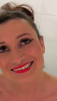 Smerige mond MILF houdt ervan om meerdere pikken aan te nemen in een wilde gangbang