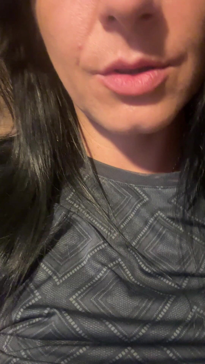 MilfyCalla: Krásná milfycalla s hladovou kundičkou čůrá na záchodě, Pissing Zblízka 182