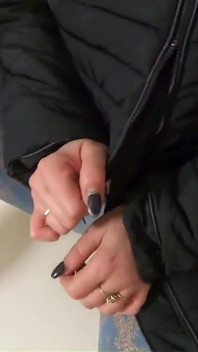 정액으로 얼룩진 다운재킷과 인정사정 없는 섹스 얼굴 섹스, 애널 핑거링 및 지저분한 마무리