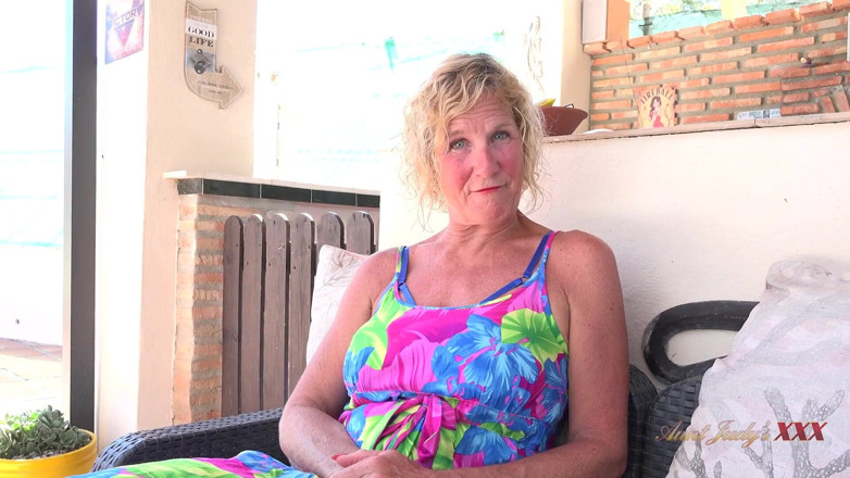 Aunt Judy's XXX: İri göğüslü olgun orta yaşlı seksi kadın tatilde yarağını emiyor (pov)