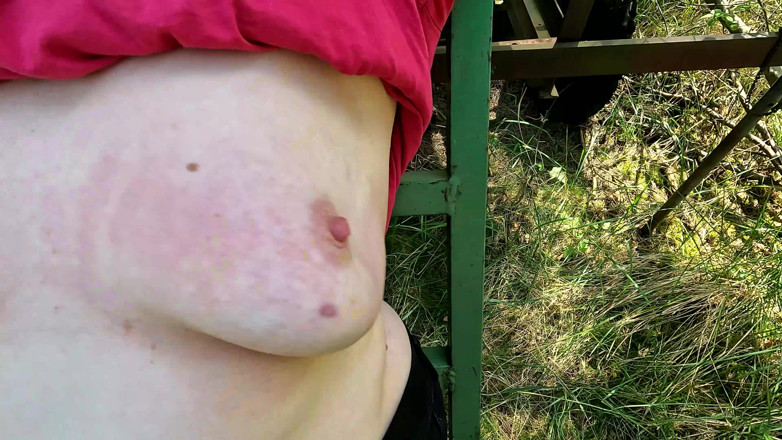 Bouncy Tits Action: Țâțe plesnindu-l pe Red în pădure