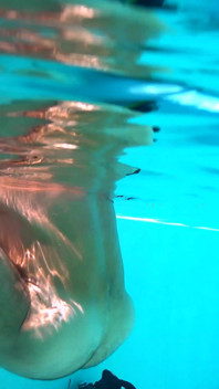 Follada bajo el agua en la piscina