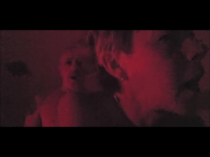 SilverFux: Napalony facet pieprzy dojrzałą prostytutkę w obskurnym czerwonym pokoju.