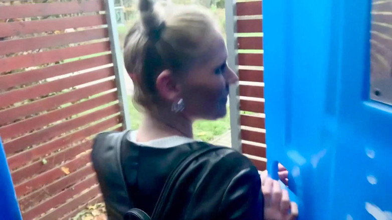 Claudia Macc: Pompino in bagno pubblico