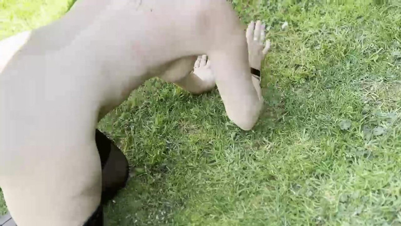 MartinsMrsMilf: Omg I’m Literally Stripping in My Garden.