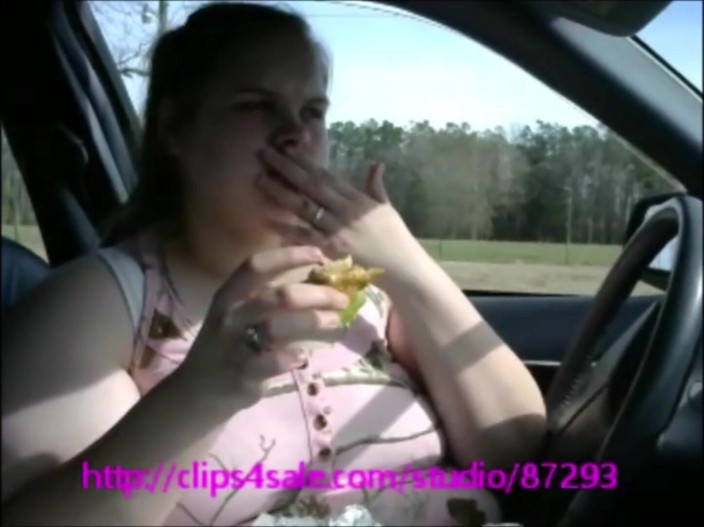 Fat Goddes: Manželka s obrovskými kozami jí burger, hranolky a pije - Titty...