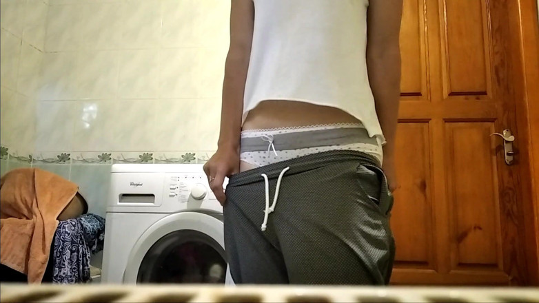 Sweet beauty: Wanita cantik kencing di toilet
