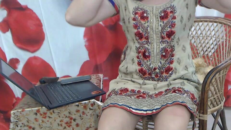 Bolly Karma: Několik sexuálních závislých si užívá sledování jejích koz