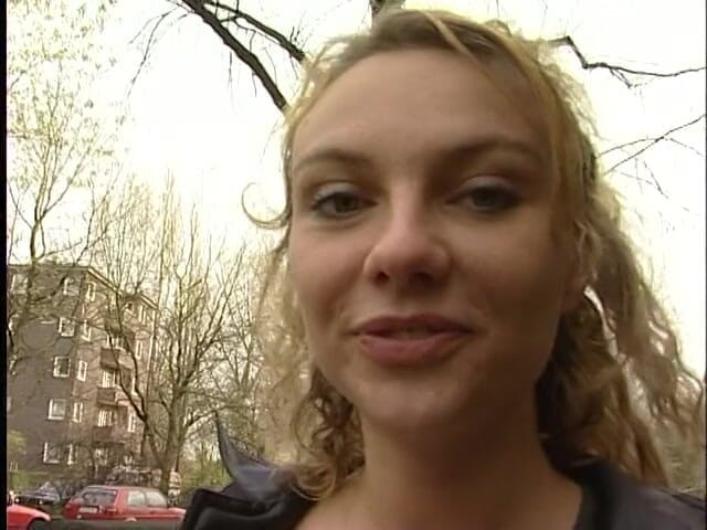 Lucky Cooch: Fată sexy intervievată pe stradă