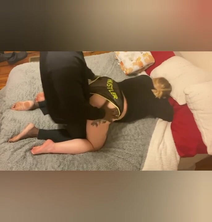 BootyCakez: 穿着她的屁股短裤被内射