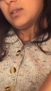 Dojrzała brunetka MILF bierze głęboki anal podczas puszki