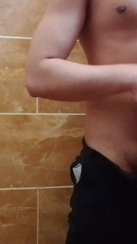 Guarda come sta ballando il ragazzo con il suo pene esposto.