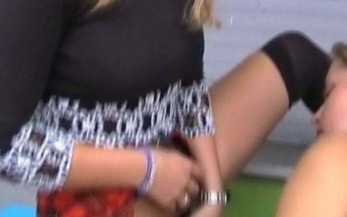 Deutsche Frauen: Sexy deutsche teenager teilen großen schwanz zu dritt