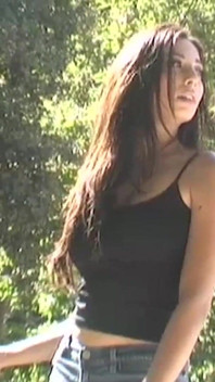 La bionda tettona ama fare sesso all'aperto come una vera cowgirl mentre una polla li guarda