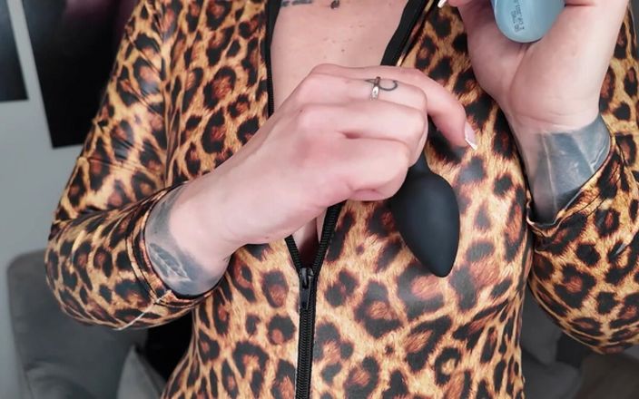 Nina Devil: Plug de vibración anal xl- y perdí completamente el control