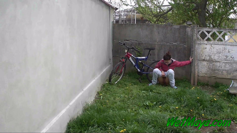 Wet Maya: Piscia nel cortile in una fredda giornata e parte sulla...