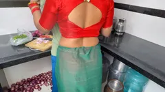 En el segundo día de la noche de bodas de Komal, su cuñado cocinó Khichadi en la cocina