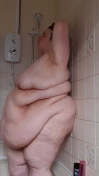SSBBW Lady Brads se sprchuje a chvěje břicho
