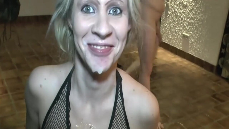 Bukkake Partys: Parti bukkake amatur - si jalang blonde dikongkek keras dan dikeringkan...