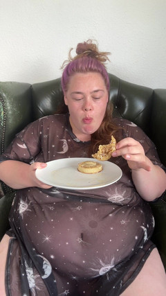 fatemmabbw: Huge Hungry BBW Stuffing Herself at Breakfast