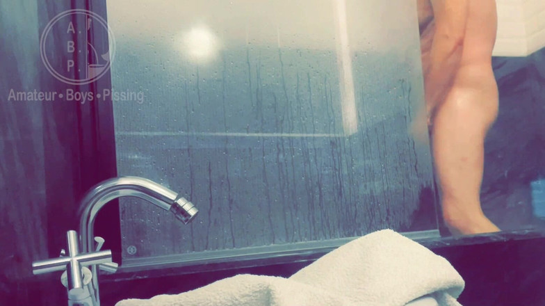 AmateurBoysPissing: Бледно-белую Кожаную Рыжую Соседку Парня С Плоской Камерой Застукали Писающей В Душе