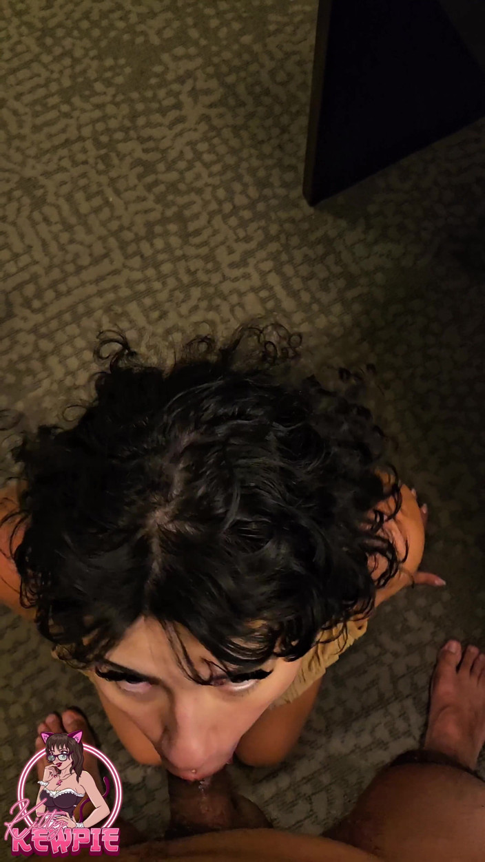 Kitty Kewpie Korner: Baise un fan, septembre