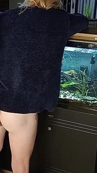 Aku dientot pakai jari sama pacar rambut pirangku yang mungil