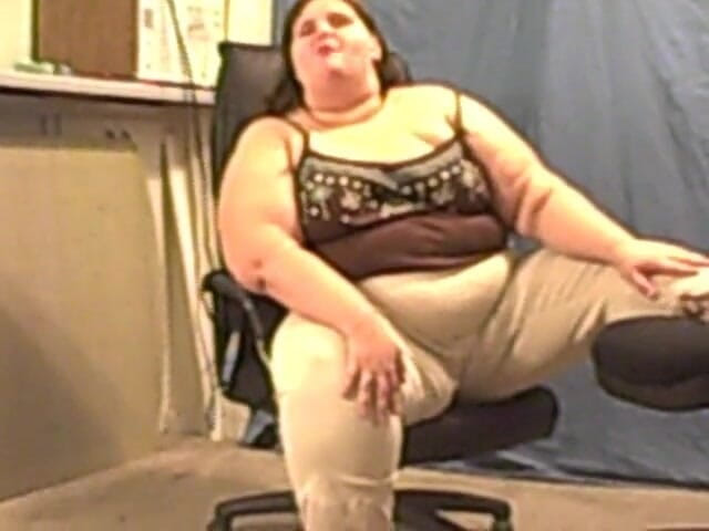 BBW nurse Vicki adventures with friends: İri güzel kadın Angie senin için sakız çiğniyor ve sakso çekiyor