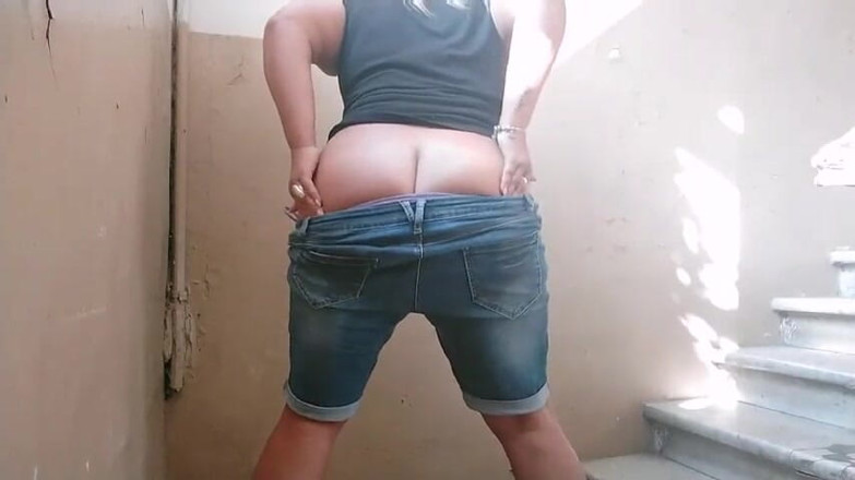 Sunny Loveli: Venkovní start svléká bbw zadek