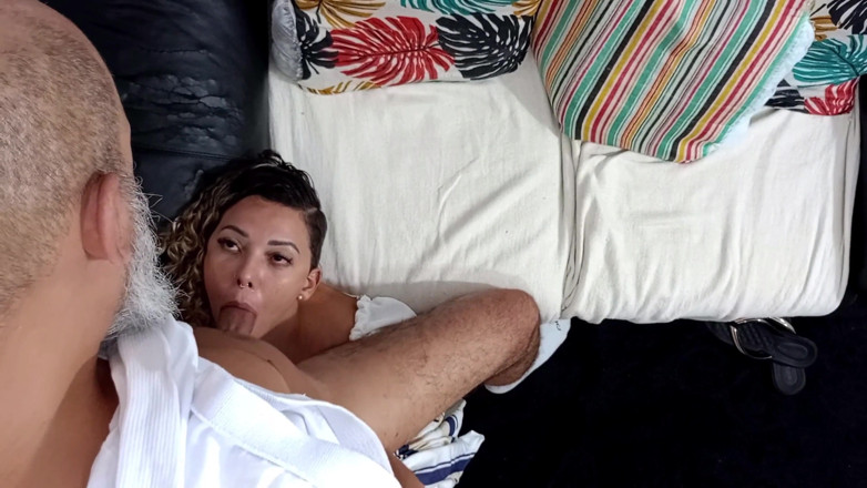 Victor SweetCoupleStories: La domestica viene punita con schiaffi e sesso orale.