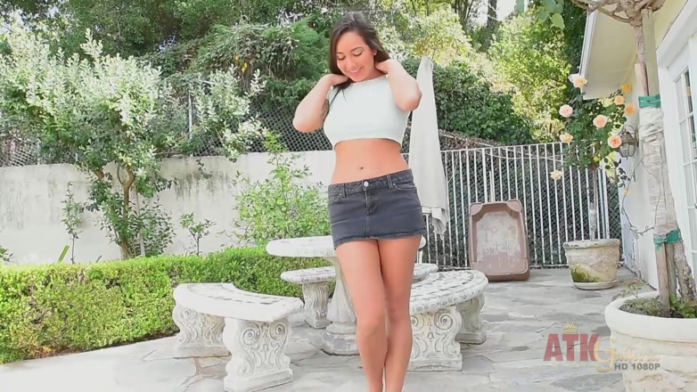 ATK Fans (Hairy): Pemotretan karlee grey kencing di lantai