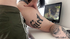 Tattoo Slutwife: Chlap šukal tvrdou nevlastní sestru, zatímco hrála warcraft - domácí