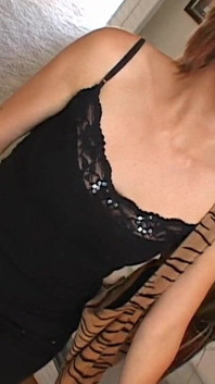 Une brune sexy suce et chevauche une grosse bite noire