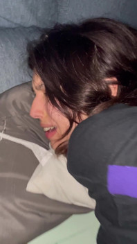 Mon demi-frère a mal quand j’ouvre sa chatte fermée avec ma grosse bite en levrette