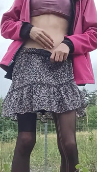 性感女孩Carolina在树林里自慰变得饥渴