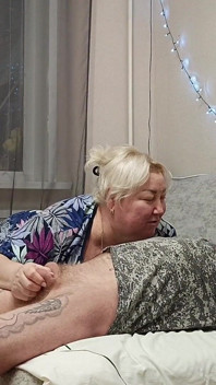 Üvey anne derin sakso çektikten sonra döl yutuyor