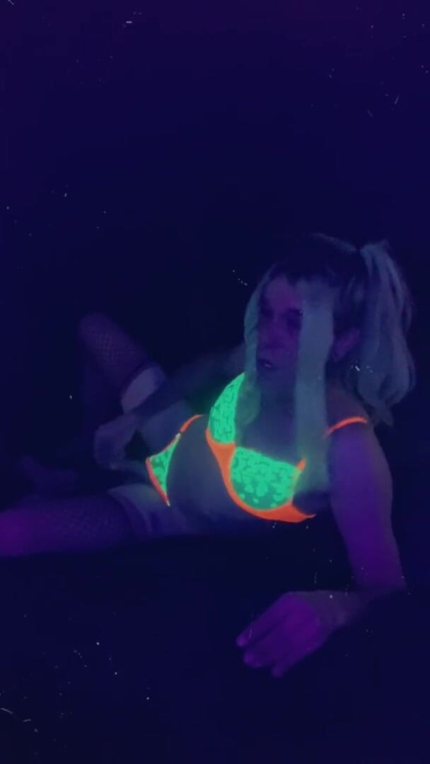 CarmenMelatonin: Sexy párty děvka chce tvého ptáka