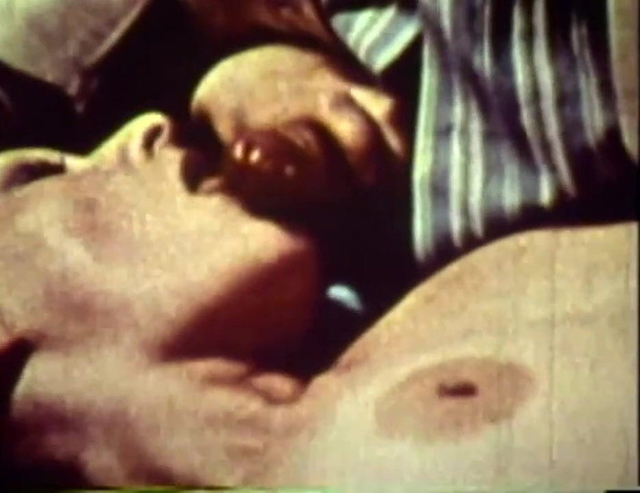 Vintage megastore: Doktorka se nudí a tvrdě šuká sestřičku