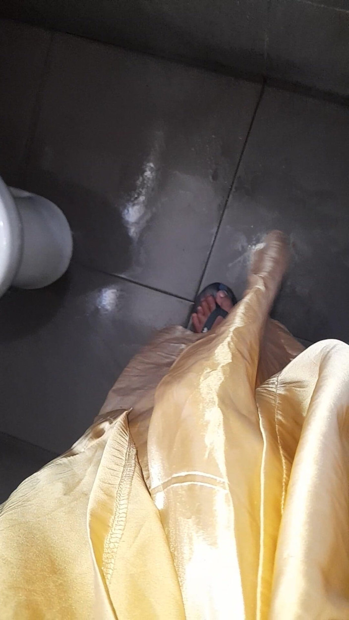 Naomisinka: 长金缎连衣裙自慰射精