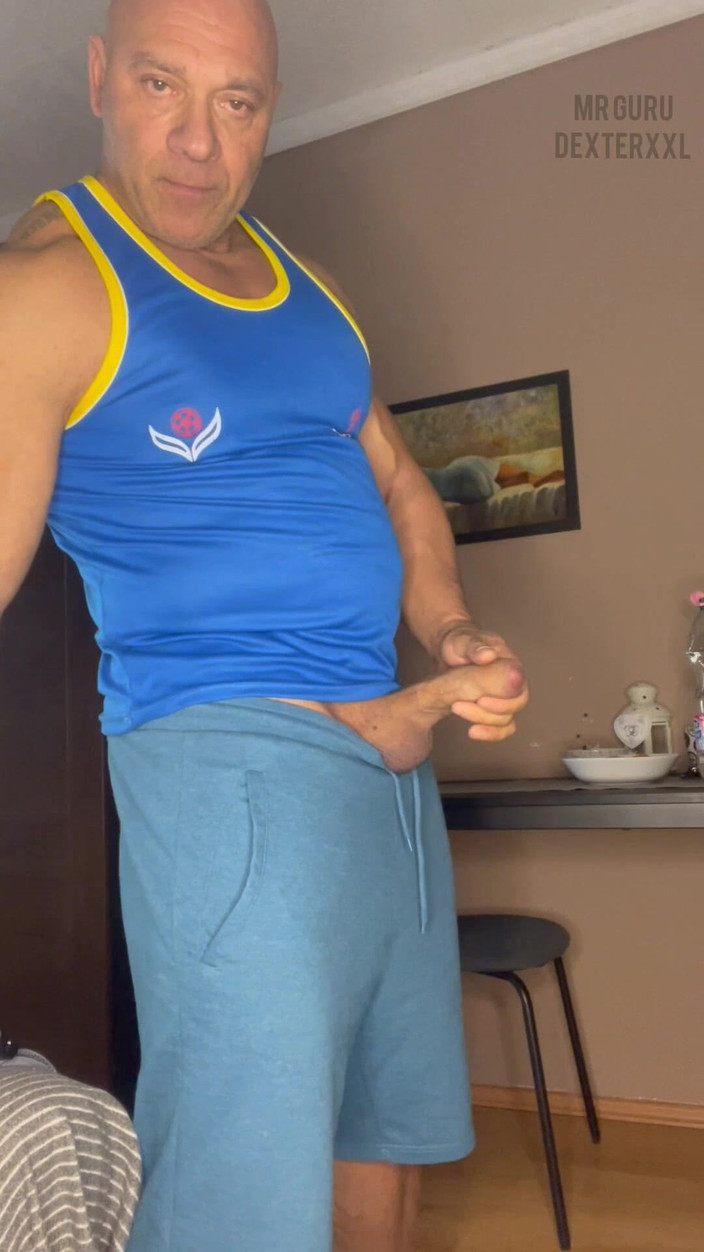 Mr. Guru: 同性恋健美女色情明星在家里手淫